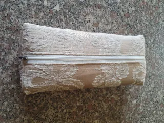 Cuscino damascato a mezzaluna beige