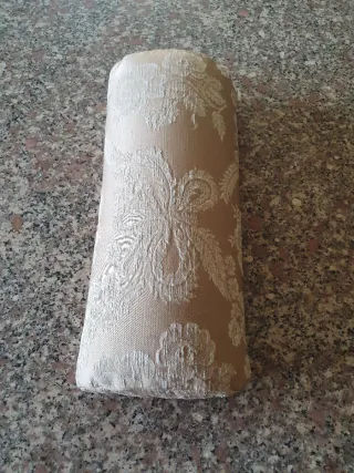 Cuscino damascato a mezzaluna beige