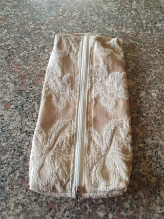 Cuscino damascato a mezzaluna beige