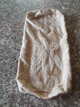 Cuscino damascato a mezzaluna beige