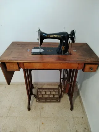 Máquina de coser Alfa antigua