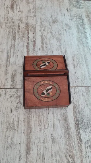 Caja de madera limpia zapatos vintage