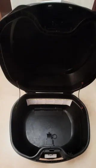 Baúl moto Givi negro y plata.