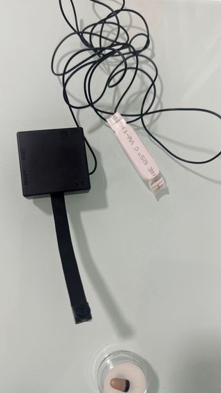 Pinganillo y cámara espía