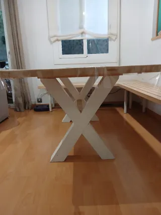Tavolo da pranzo e panche in legno fatte a mano