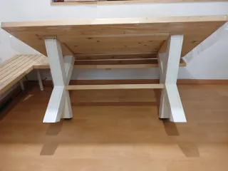 Tavolo da pranzo e panche in legno fatte a mano