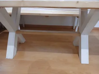 Tavolo da pranzo e panche in legno fatte a mano