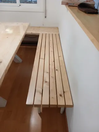 Tavolo da pranzo e panche in legno fatte a mano