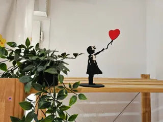 Figura Banksy Niña Globo Corazón