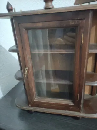 Mueble de madera con vitrina