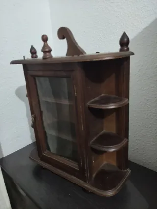 Mueble de madera con vitrina