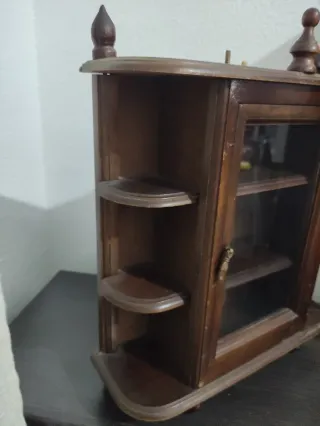 Mueble de madera con vitrina