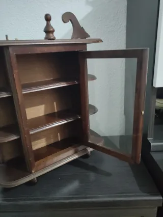 Mueble de madera con vitrina