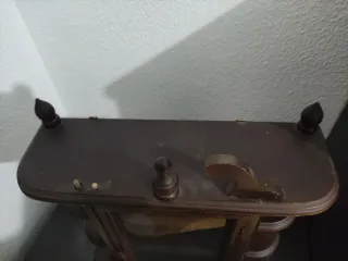 Mueble de madera con vitrina