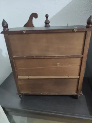 Mueble de madera con vitrina