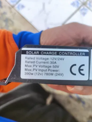 Placas Solares 240V 12V y Regulador MPPT 30 A