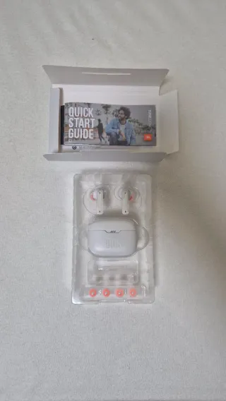 Auriculares blancos JBL Tune 230NC TWS