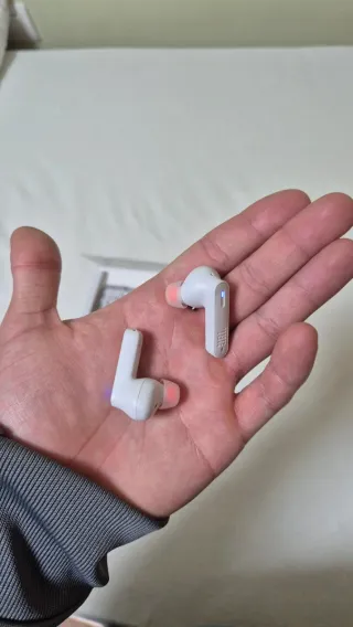 Auriculares blancos JBL Tune 230NC TWS