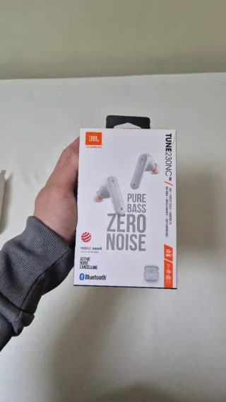 Auriculares blancos JBL Tune 230NC TWS