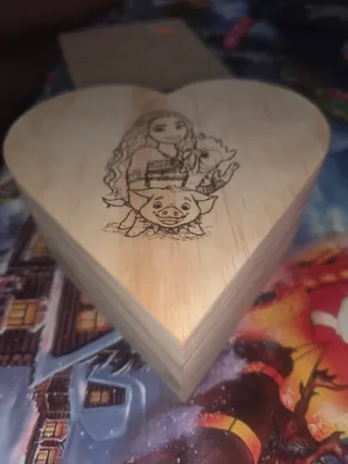Corazón de madera grabado Moana