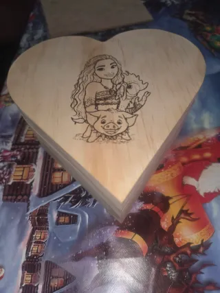 Corazón de madera grabado Moana