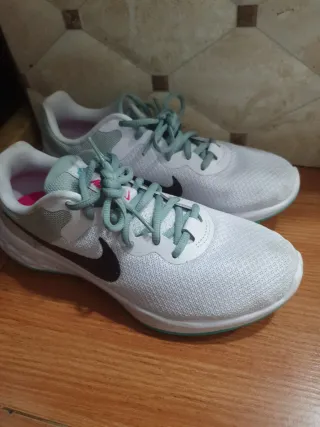 Tenis Nike Blancos y Menta