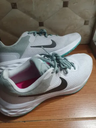 Tenis Nike Blancos y Menta