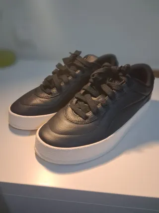 Zapatillas Puma Negras con Suela Blanca