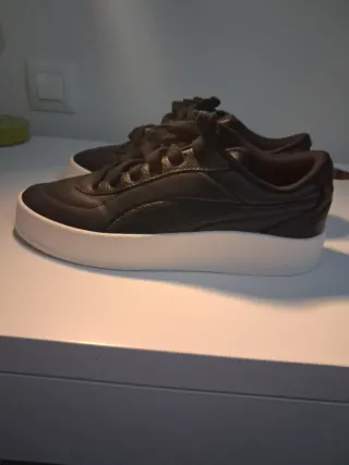 Zapatillas Puma Negras con Suela Blanca