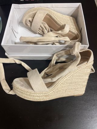 Sandalias de tacón beige