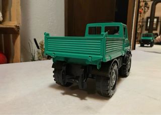 Bruder Mercedes Unimog con cassone