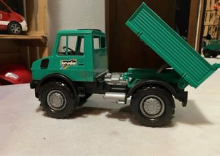 Bruder Mercedes Unimog con cassone