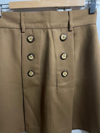 Falda camel talle alto con botones