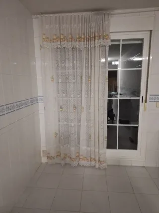 Cortinas blancas con estampado floral