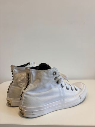 Converse blancas con tachuelas T38