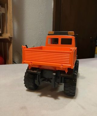 Bruder Mercedes Unimog con cassone