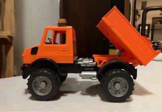 Bruder Mercedes Unimog con cassone