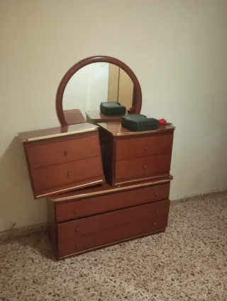 Armario de madera con espejo