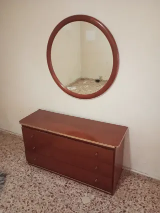 Armario de madera con espejo