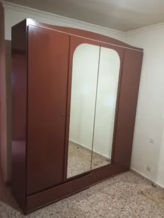 Armario de madera con espejo