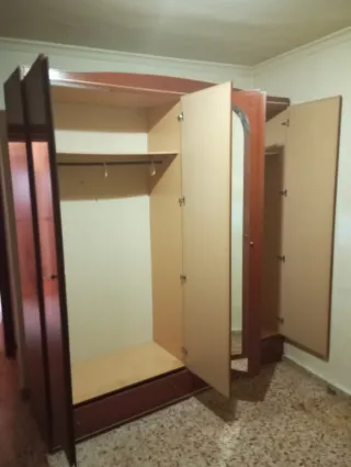 Armario de madera con espejo