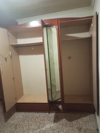 Armario de madera con espejo