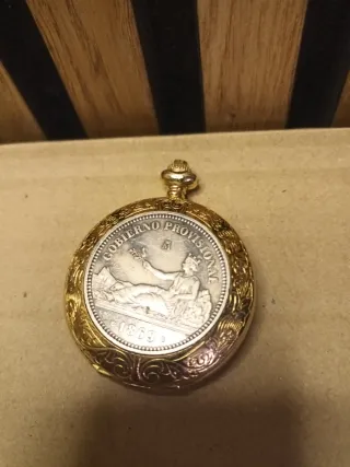 Reloj de bolsillo dorado con moneda