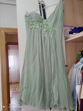 Vestido de fiesta verde con pedrería