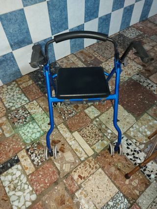 Andador azul con asiento y ruedas