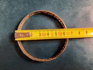 Pulsera de plata egipcia rígida.