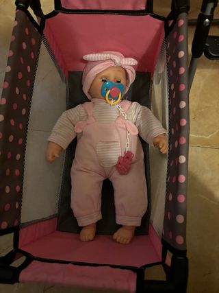 Cuna, trona y muñeca para jugar