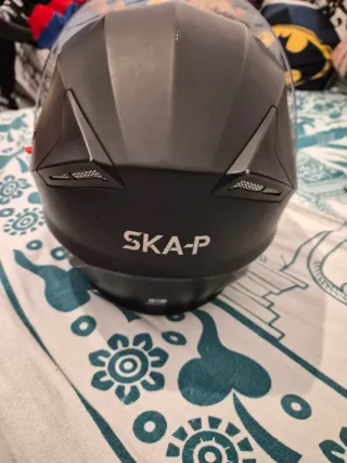 Casco negro con visor solar