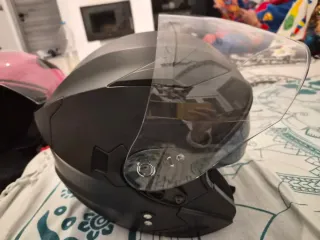 Casco negro con visor solar
