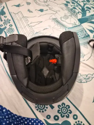 Casco negro con visor solar